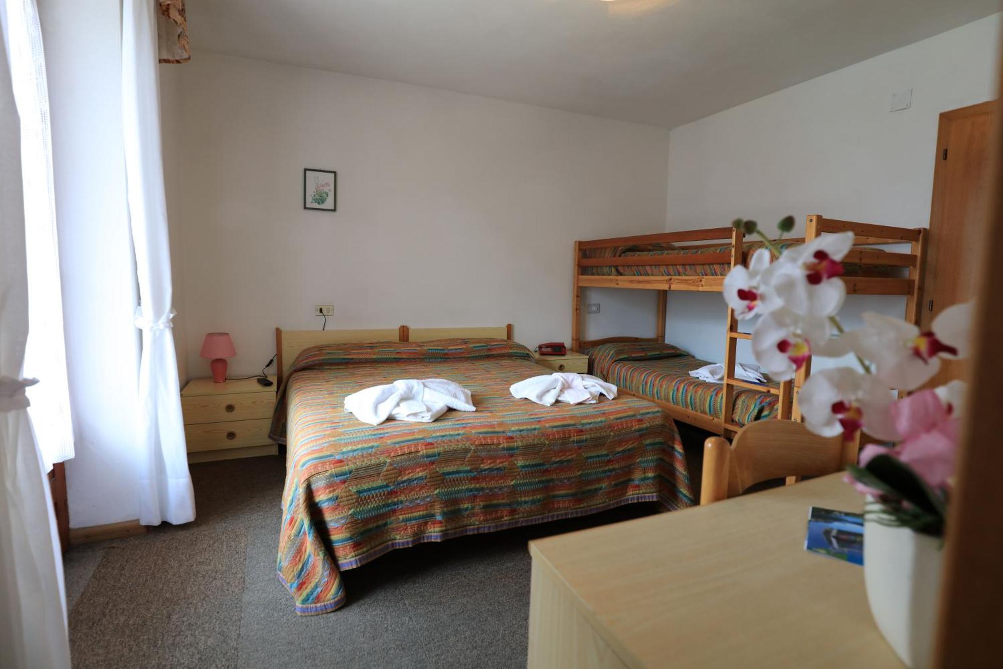 Hotel Aurora Molveno Eksteriør billede